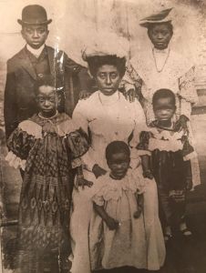 Benjamin Percy Quartey-Papafio (back left) with his mother Hannah and siblings, 1910.