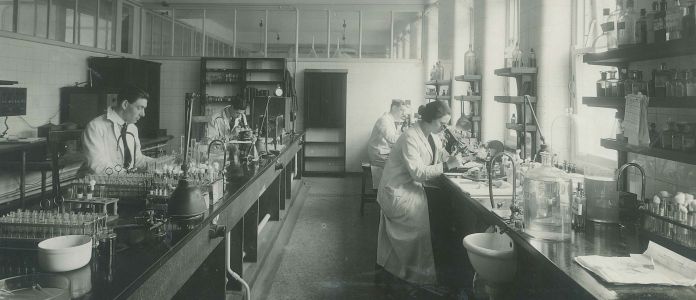 Photograph of Lionel Whitby and fellow scientists at work in the Bland Sutton Research Institute